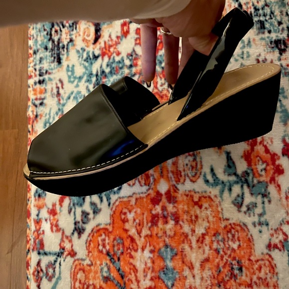 Kenneth Cole Reaction wedges with two piece silhouette open toe 1.97” heel sz 8 - Picture 2 of 8